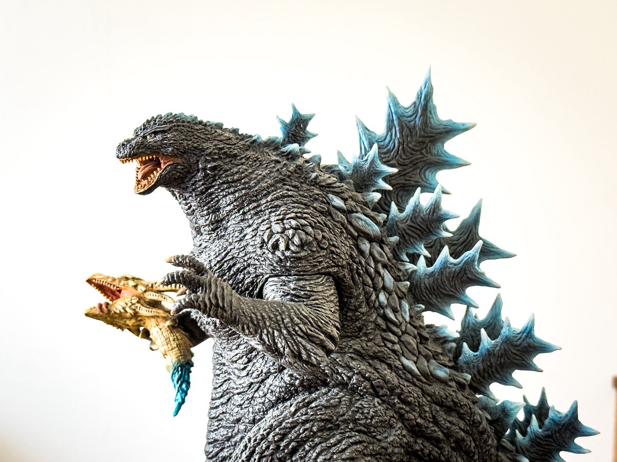 mobebeseijin's tweet photo. GW中の棚掃除 Beninside Studioさんのライドゴジラ
足元のキングギドラを踏みつけている迫力ある造形で気に入っています。
ギドラの首をゴジラが持てるのもインパクトあっていいです!ポリストーン製(だったはず)なのでめちゃくちゃ重いので、掃除する時も慎重に動かします
#ゴジラ #beninsidestudio #ゴジラザライド