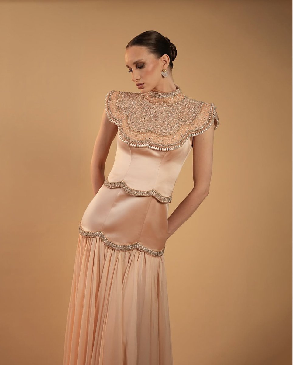 MHaifaty's tweet photo. Dalida Ayach unveiled her Summer 2026–2027 designs with a sophisticated classic touch, beautifully highlighting shades of gold and burgundy for a striking and elegant look.
@DalidaAyach #داليدا_عياش https://t.co/TMRAkqxPXU