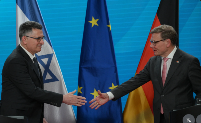 Defensa_Israel's tweet photo. Ante la grave crisis de falta de combustible de aviación (Kerosene Jet A-1) en algunos países de Europa a causa del cierre de Ormuz, #Israel comenzará a abastecer a Alemania de sus propias reservas estratégicas.
🇮🇱  |  Parte 1
- La decisión se tomó tras la solicitud especial que ha realizado el gobierno alemán durante la visita del Ministro de Exteriores de Israel a Berlín.
- Mientras que por su situación, Israel planifica todas sus necesidades estratégica en forma muy estricta y sobreproduce Kerosene Jet y Diesel en cantidades superiores a las necesarias en forma preventiva, en Alemania dependen en un 70% de la importaciones de estos combustibles ya refinados desde el Golfo.
- Recordemos que Israel viene pagando el apoyo político que recibe de Alemania transfiriéndole a empresas alemanas los derechos de producción de mucha tecnología militar israelí, un tema vital en un momento como éste, durante el cual los alemanes comienzan a rearmarse en forma masiva.
- Por cierto, mientras Israel exporta sus excedentes de productos refinados del petróleo, los proiraníes siguen repitiendo en las redes que #Iran destruyó las refinerías israelíes  😄