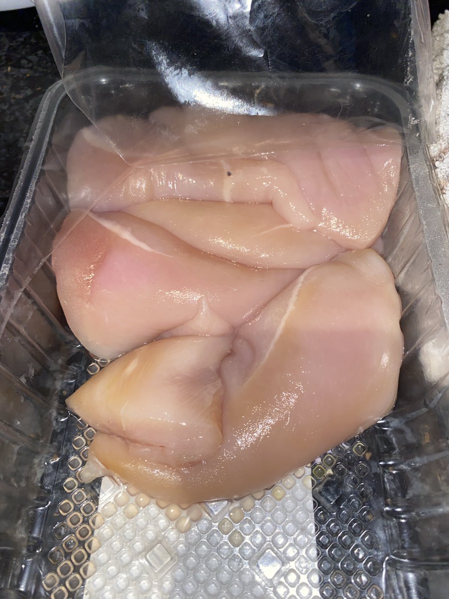 RedRoomGaming's tweet photo. @Tesco bought this chicken on the 2nd, and this was last night. The chicken is yellow and stinks. I opened it on the 2nd used some and covered it back up. What the hell? https://t.co/HnBlTXkc2c