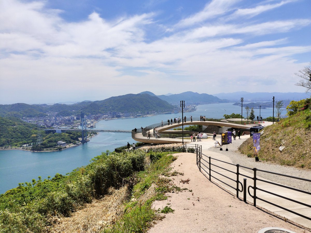 下関市・火の山の「ヒノヤマリング」初訪問。関門海峡が一望できて絶景です😀

駐車場の車のナンバーは半分以上が県外ナンバー。ゴールデンウィークなのを感じます。