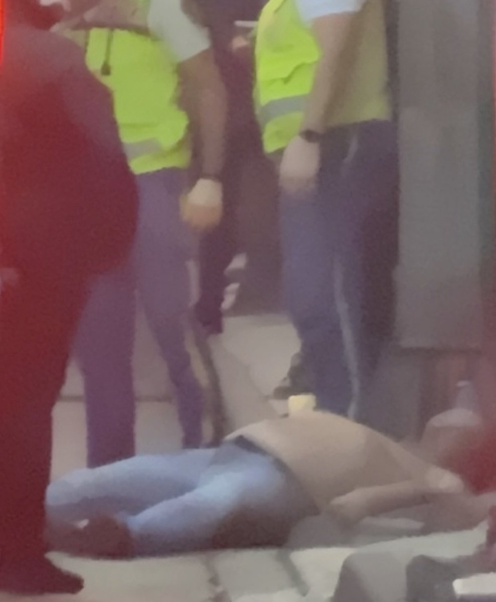 amarilloalarcon's tweet image. Familiares de Roberto Alanís Martínez, abatido por el policía 
Mario Gabriel T.R. EN #Tepito afirman que
no lo golpeó, trató agredirlo y recibió un balazo que lo mató…
Ahora el
Oficial de #SSC está detenido en la Fiscalía de Homicidios
Veremos como el #MP interpreta el hecho