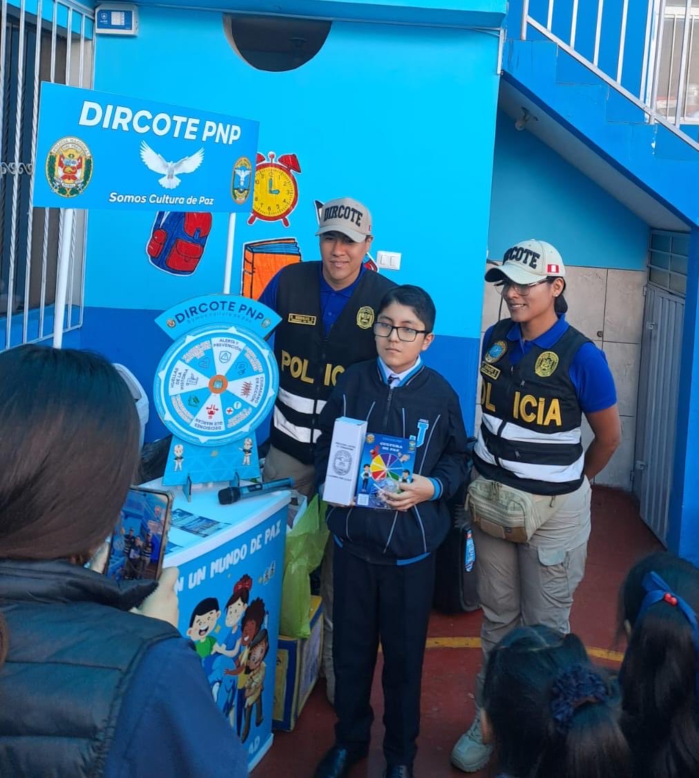 Sembrando valores desde la niñez… 📚🇵🇪✨
La DIRCOTE PNP realizó la jornada “Aulas de paz: sembrando valores democráticos” en la I.E. Preuniversitaria Joule, Arequipa.
Niños de nivel inicial y primaria participaron en actividades educativas donde promovieron el respeto.