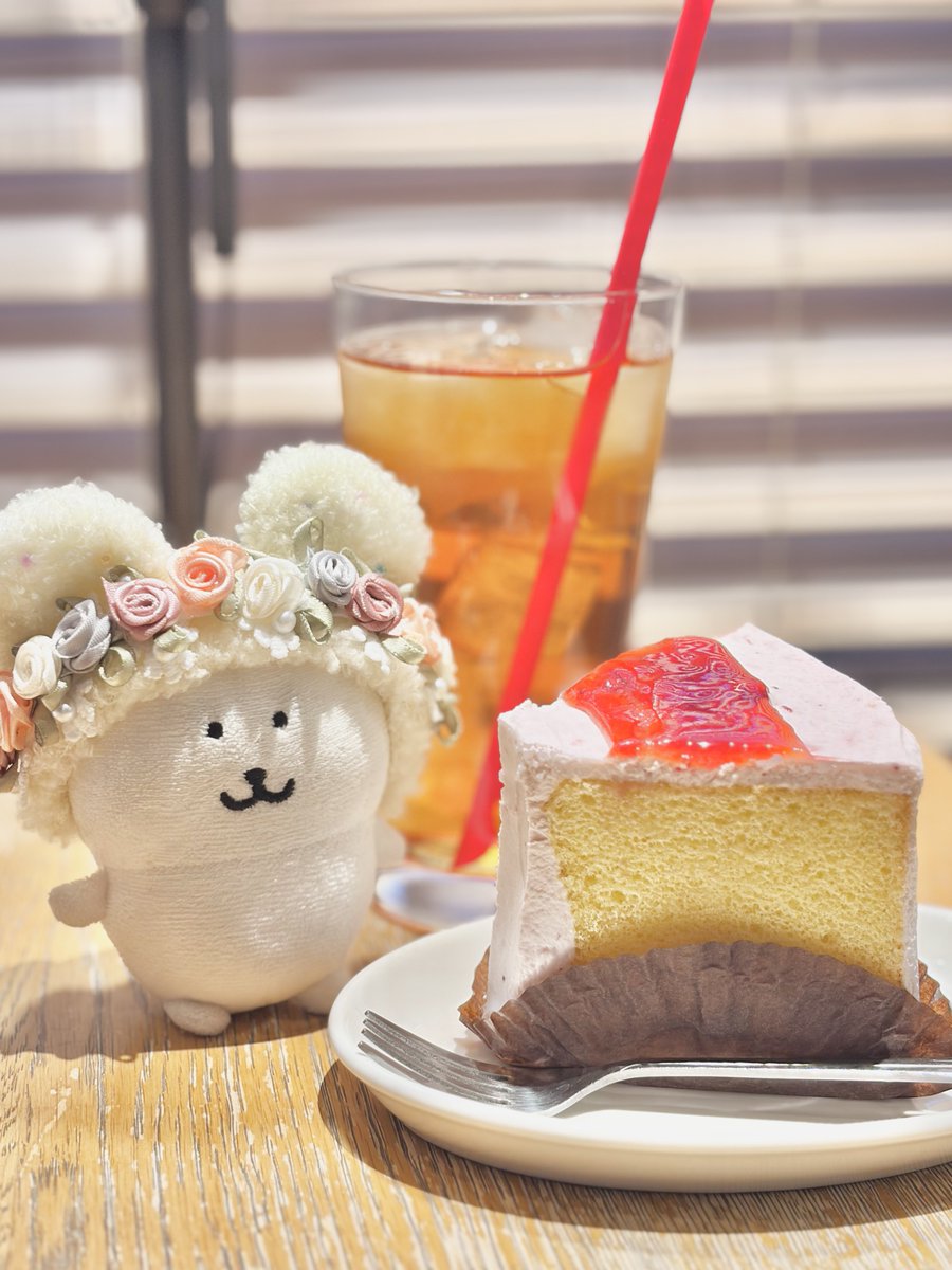 sui__nenene's tweet photo. 体力の関係で休み休み移動、スイーツ食べすぎ問題 https://t.co/xDI8rXDy2p