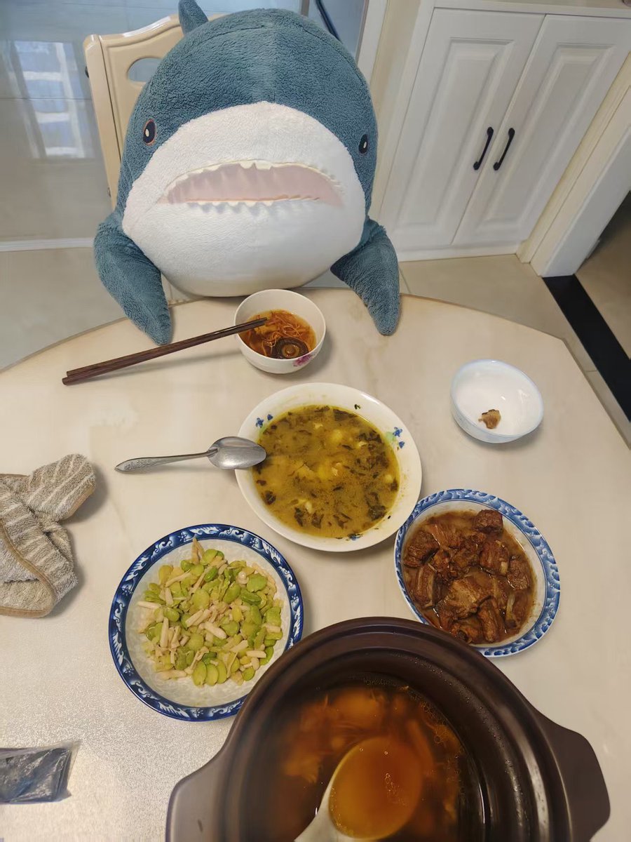 meshi_same's tweet photo. 今日も好きな鶏のスープと酸菜魚！

端っこのそら豆は無視無視サメ🦈 https://t.co/JFKX1kLhS1