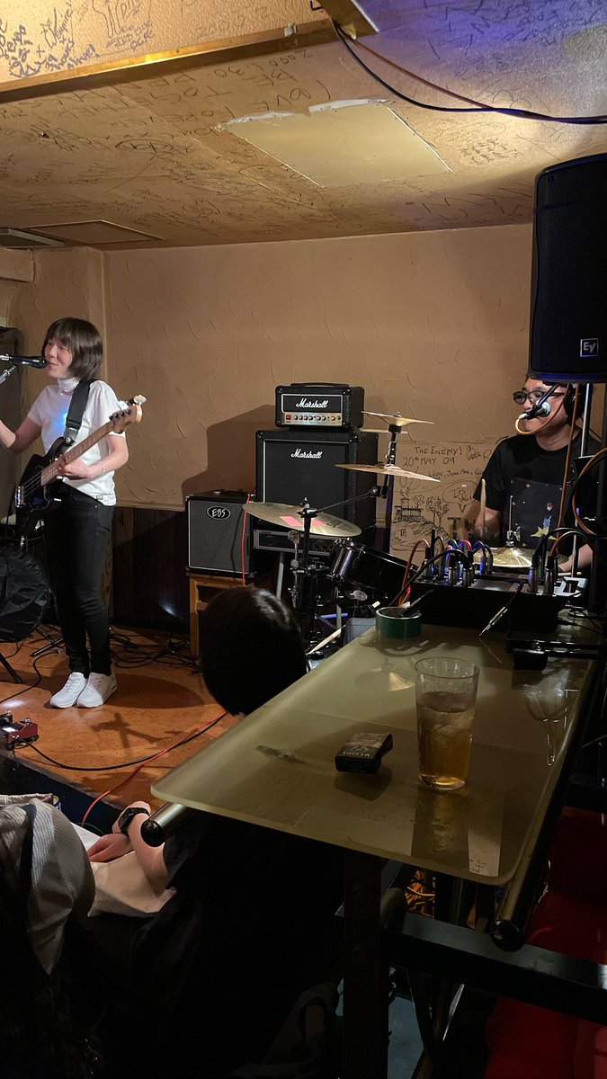 kinyakamijo's tweet photo. きてくれたみなさまのあたたかいご声援のおかげでズタボロのぶっ叩き語りを何とか10曲くらい垂れ流せました。ありがとう😭
そしてhidekaリリースおめでとう🎉よきライブでした！ https://t.co/Iag5ZxKryD