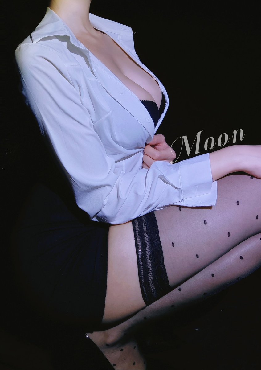 喜欢这样的波点秘书吗
🧦：绫「云缎™」0.2D波点高筒袜
@Lingerie_0 @linglingerie0 https://t.co/hnmrXaxm01