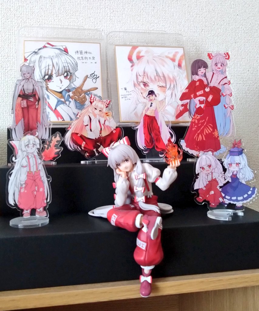 妹紅さんグッズが増えてきたので、妹紅祭壇を作りました ゆくゆくは