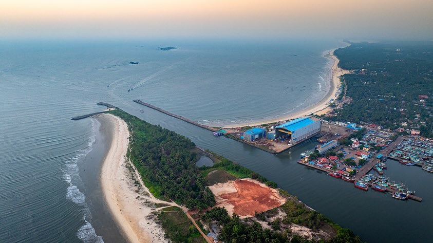 MangaloreCity's tweet photo. Aerial view of Malpe Sea Walk and Fishing Harbour 🚤

Malpe Sea Walkway, located 5.6 km from Udupi, is a picturesque 450-meter pathway that seamlessly connects the Arabian Sea on one side with the Papanashini River on the other.

(📷:@pixelshooter) https://t.co/i8yIpO83cp