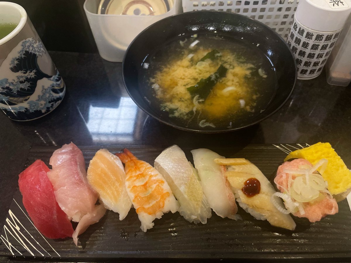 umaimono_OL's tweet photo. GW最後は上野で海鮮コスパ最強ランチ🍣
お味噌汁もついて980円✨
シャリ大盛りも無料とのこと🤤
場所は回転寿司大江戸 京成上野駅前！
海鮮丼ランチにお味噌汁が付いてくるんだけど、種類が豊富で最高

回転寿司だからこその楽しみ方が、丼のあとに「一皿だけ追い寿司」すること
お腹の具合に合わせて、大好きなネタだけ最後に追加するのが通の楽しみ方🍣

1人でも入りやすいから、上野の買い出しついでにぜひ！