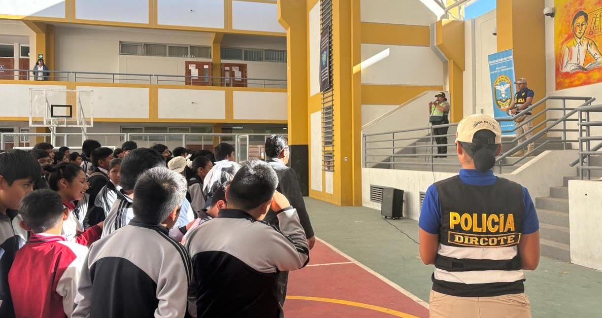 Formando líderes para un futuro sin violencia… 📚🇵🇪✨
La DIRCOTE PNP realizó la jornada “Formando líderes para un futuro sin violencia” en la I.E.P. “El Gran Amauta”, Arequipa.
Estudiantes de secundaria participaron en actividades orientadas a fortalecer la toma de decisiones.