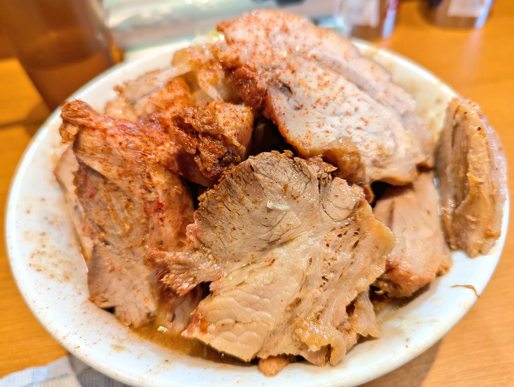 池田屋 高田馬場店
ラーメン

GWラスト🍜3杯ぐらい勝ち威風堂々ランチ凸

ド乳化甘塩っぱドロスープどえりゃーうま、まさに旨味の暴力😎

モチモチかつワシワシ茹で絶妙麺からの端豚ゴロゴロ実質豚W、プルプル絶品危うく撃沈ギリギリ完食超腹パン

次はエビ汁なし食うぞ🤣
 #池田屋  #ラーメン