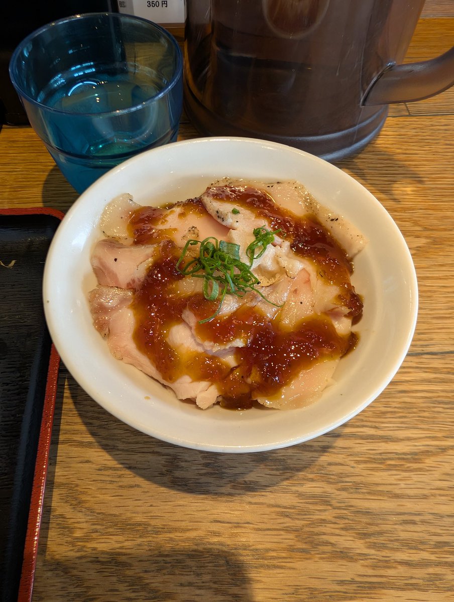 ryu4100's tweet photo. 今日は製麺堂てつのTKMとローストポーク丼🍜
麺がメッチャ好みで美味かった。
#製麺堂てつ
#TKM https://t.co/wvN7UHTUHs