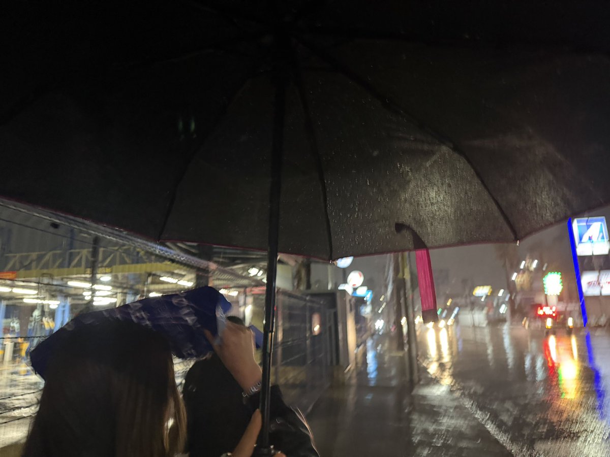 esta lloviendo… 

happy independence day!!! ☔️