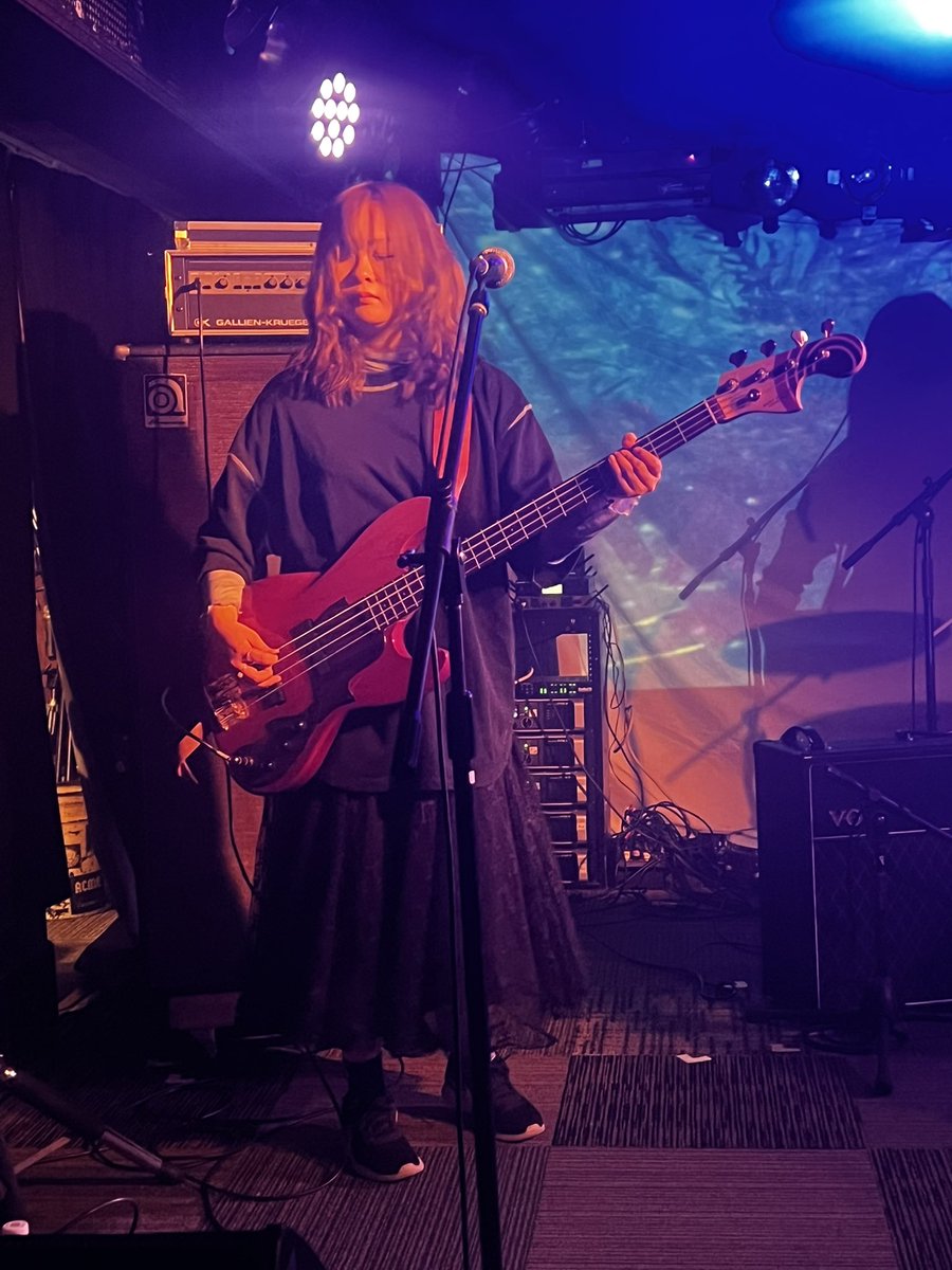 taranosuke2002's tweet photo. Night Gloryの2nd Album「Inside Me」Release Party、3組目のSplit endは観るたびにカッコ良くなってる♪
優しく甘い歌声に轟音が合わさり最高です！
戦利品のステッカーはこどもの日という事で鯉のぼりが！🎏

海外ではこいのぼりの絵文字は魚が2匹釣れてラッキーと解釈されてるそうな。笑
#Splitend https://t.co/KGYzoqplRB