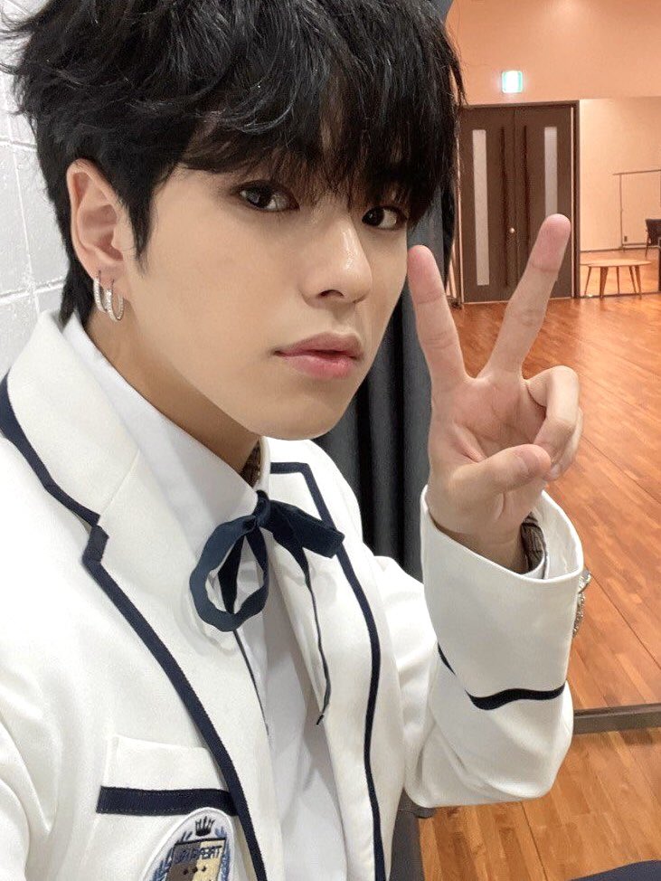 timewilltehll's tweet photo. i just love coincidences same pose same uniform with ribbon just too cute 🎀🤍💙

#TMSD #TreasureMakerSelcaDay  #JAEHYUK #재혁 #TREASURE @treasuremembers

#NXT_TEHLL #TEHLL https://t.co/hiOZeHTRhG