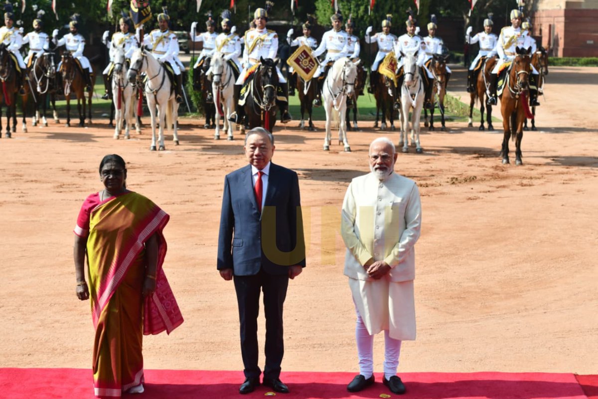 UNI_Photos's tweet photo. In Photos | President Droupadi Murmu and Prime Minister Narendra Modi welcomed Vietnam President To Lam during a ceremonial reception at Rashtrapati Bhavan in Delhi. 
 
📸: Prem Singh / UNI 

@rashtrapatibhvn | @PMOIndia | @narendramodi | @MEAIndia | @AmbHanoi | @IndianDiplomacy | #DroupadiMurmu | #NarendraModi | #ToLam | #Vietnam | #RashtrapatiBhavan | #IndiaVietnam | #StateVisit | #CeremonialWelcome | #Delhi | #UNI