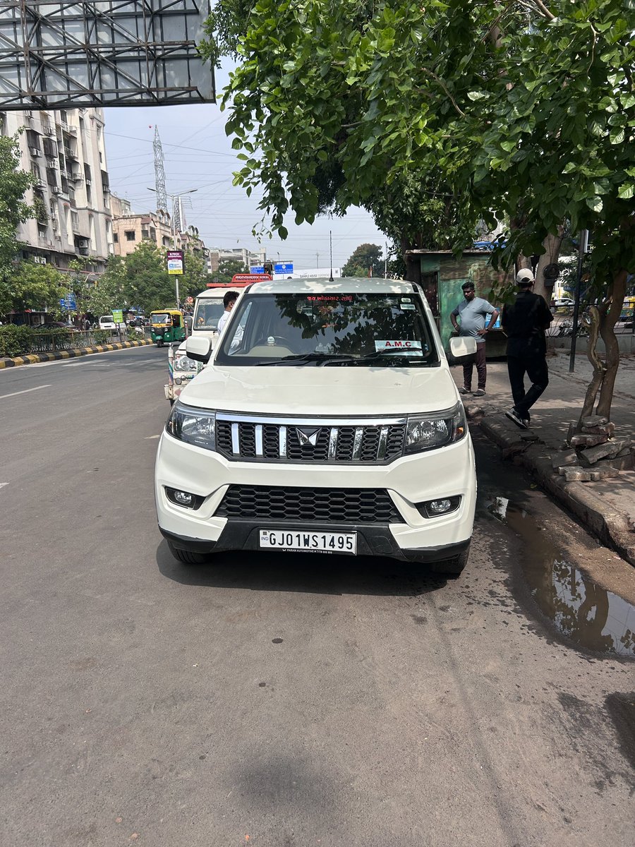 JournoJayesh's tweet photo. #AhmedabadPolice

એકદમ અદ્યતન…

ટ્રાફિક પોલીસ કર્મચારી આર.એન ચૌધરી એક્ટિવામાં ફોર વ્હીલરનો લોક લગાવી રહ્યાં છે…. 

એક્ટિવામાં લોગ લાગ્યો એની નજીક AMCની ફોર વ્હીલર પડેલી છે જેમાં લોક લગાવી શકાય નહીં એટલે એક્ટિવાના ટાયર પર ફોર વ્હીલરનો લોક રાખી ફોટો પાડ્યો …. આવી રીતે ટાર્ગેટ પુરા થાય છે

@AhmedabadPolice @PoliceAhmedabad
