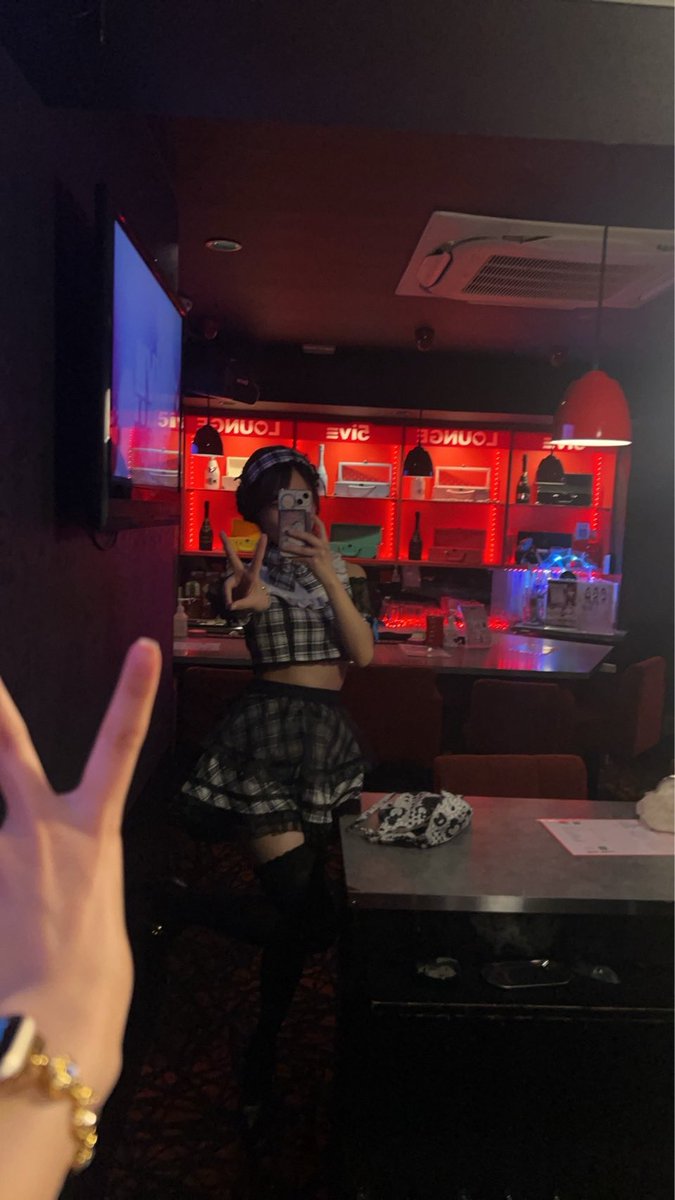 aru_5ive's tweet photo. そーいえば衣装赤から白黒チェックに変わったよ🤍🖤

胸元の大きなリボンがプリキュアになった気分🎶めちゃきゃわ🎀ིྀ✨

#コンカフェ #コンカフェ嬢 #渋谷コンカフェ #渋谷 #コンカフェ東京 #5ivelounge https://t.co/TjxuTh44un
