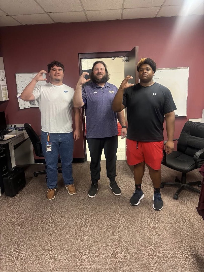 AedanSquires's tweet photo. After a great talk with @CoachOubre I am blessed to have received my first offer from The University of Mary Hardin-Baylor! 

@RogerSutteqb @CoachWood1 @CoachSmez @LeeGandersFB 
#sharpentheax https://t.co/NiPE2YVDxr
