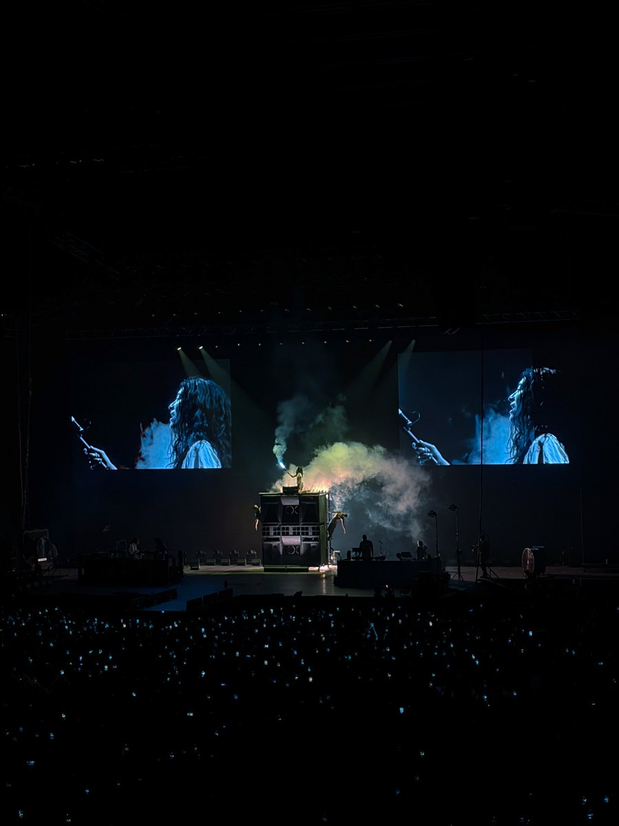 gyyynnn's tweet photo. De mis conciertos favoritos de la vida, desde que empezó el concierto se me salieron las lágrimas, pinche conexión hermosa con Lorde 🥹 te amo mucho preciosa 🩵🩻✨ https://t.co/Xre51FuO8z