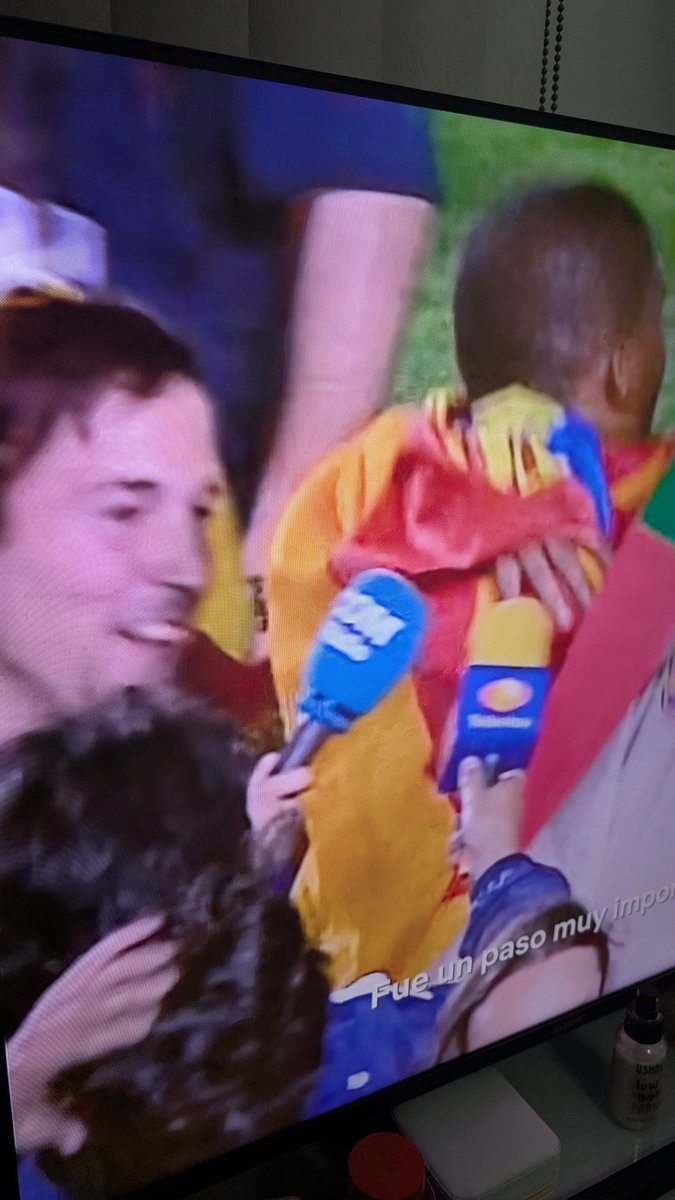 Un micrófono de Televisa Deportes en el documental de Ronaldinho