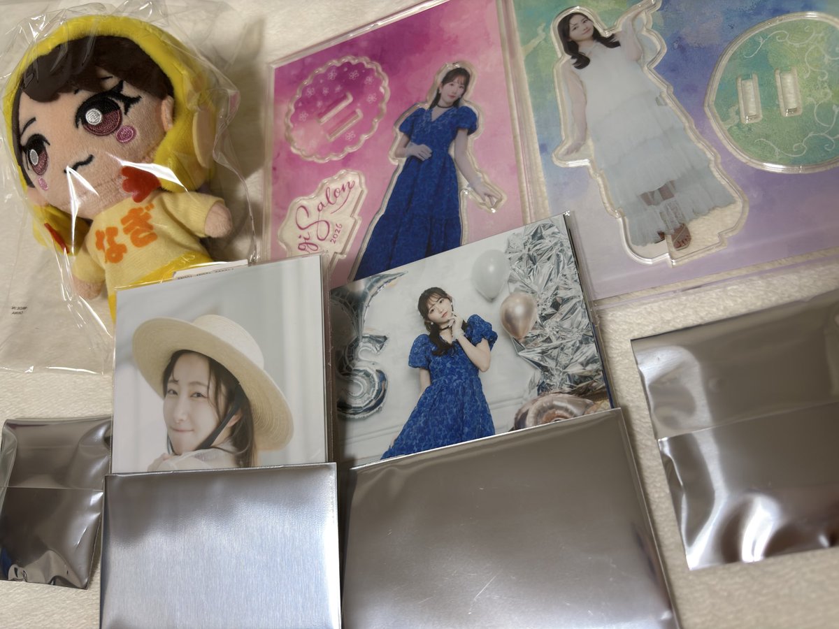 なぎちゃんBDグッズ開封したら 缶バッジのシークレットが🥳 (画像は一