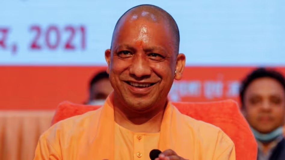 सीएम योगी आदित्यनाथ पहुंचे वाराणसी, पुलिस लाइन से चांदमारी पहुंचेंगे सीएम योगी, अफसरों संग विकास, कानून व्यवस्था पर चर्चा, मांगलिक कार्यक्रम में होंगे शामिल सीएम योगी, करीब एक घंटे काशी में रहेंगे सीएम योगी। #CMYogi #Varanasi #BreakingNews