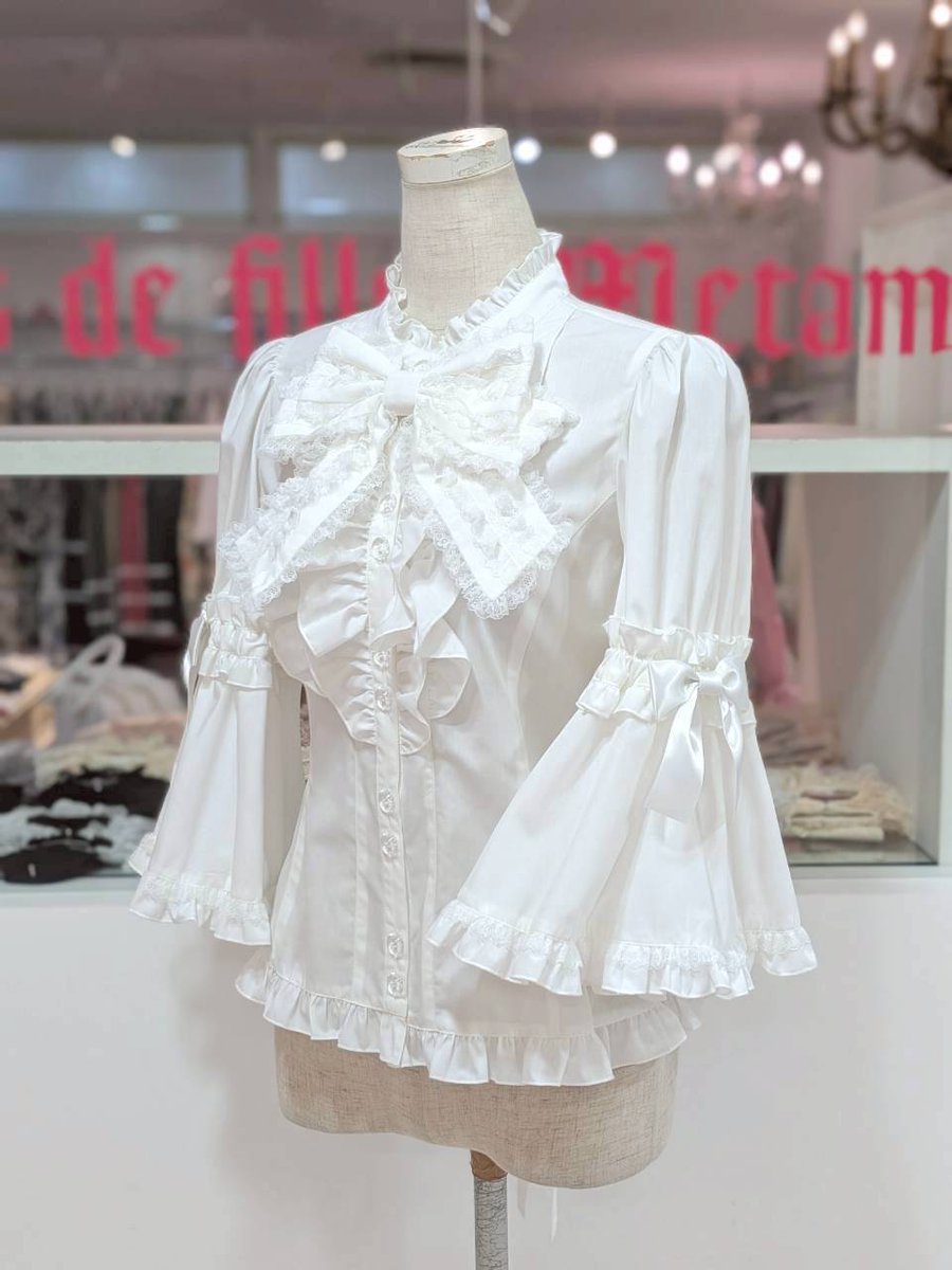 メタモルフォーゼ リボンブローチ付 姫袖ブラウス オフホワイト 🌈オススメ紹介🌈 🌹スタンドカラーフリルリボン姫袖ブラウス・TC