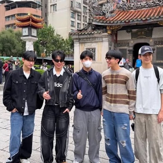 yg lain outfitnya udah keren ala boyband… eh ada satu anomali kaya mau berangkat bimbel…