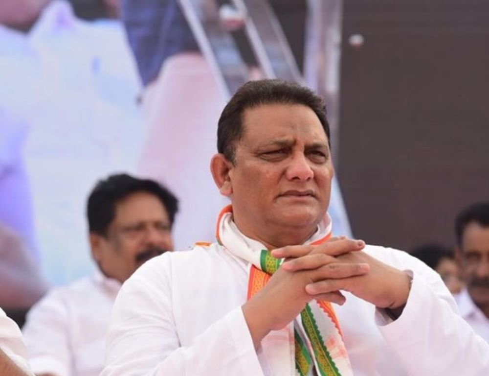 TelanganaFirst_'s tweet photo. ఇద్దరు ఎమ్మెల్సీల నియామకంపై హైకోర్టులో పిటిషన్

మాజీ క్రికెటర్ మహ్మద్ అజారుద్దీన్, ప్రొఫెసర్ ఎం. కోదండరాంను గవర్నర్ కోటాలో ఎమ్మెల్సీలుగా నియమించడం చట్టవ్యతిరేకమని పేర్కొంటూ హైకోర్టులో వ్యాజ్యం దాఖలైంది.

వారిద్దరిని ఎమ్మెల్సీలుగా నియమిస్తూ గత నెల 26న రాష్ట్ర కాంగ్రెస్ ప్రభుత్వం జారీ చేసిన జీవో 71కు వ్యతిరేకంగా హైదరాబాద్‌కు చెందిన సయ్యద్ హైదర్ పిటిషన్ వేశారు.

నామినేషన్ విధానంలో ఎమ్మెల్సీలుగా ఎంపిక చేసిన కోదండరాం, అజారుద్దీన్‌కు రాజ్యాంగం నిర్దేశించిన అర్హతలు లేవని పిటిషనర్ తెలిపారు.

ప్రభుత్వ నిర్ణయాన్ని చట్టవిరుద్ధమైనదిగా ప్రకటించాలని, జీవో 71 అమలును వెంటనే నిలిపివేస్తూ ఆదేశాలు ఇవ్వాలని కోరారు.
