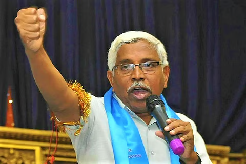 TelanganaFirst_'s tweet photo. ఇద్దరు ఎమ్మెల్సీల నియామకంపై హైకోర్టులో పిటిషన్

మాజీ క్రికెటర్ మహ్మద్ అజారుద్దీన్, ప్రొఫెసర్ ఎం. కోదండరాంను గవర్నర్ కోటాలో ఎమ్మెల్సీలుగా నియమించడం చట్టవ్యతిరేకమని పేర్కొంటూ హైకోర్టులో వ్యాజ్యం దాఖలైంది.

వారిద్దరిని ఎమ్మెల్సీలుగా నియమిస్తూ గత నెల 26న రాష్ట్ర కాంగ్రెస్ ప్రభుత్వం జారీ చేసిన జీవో 71కు వ్యతిరేకంగా హైదరాబాద్‌కు చెందిన సయ్యద్ హైదర్ పిటిషన్ వేశారు.

నామినేషన్ విధానంలో ఎమ్మెల్సీలుగా ఎంపిక చేసిన కోదండరాం, అజారుద్దీన్‌కు రాజ్యాంగం నిర్దేశించిన అర్హతలు లేవని పిటిషనర్ తెలిపారు.

ప్రభుత్వ నిర్ణయాన్ని చట్టవిరుద్ధమైనదిగా ప్రకటించాలని, జీవో 71 అమలును వెంటనే నిలిపివేస్తూ ఆదేశాలు ఇవ్వాలని కోరారు.
