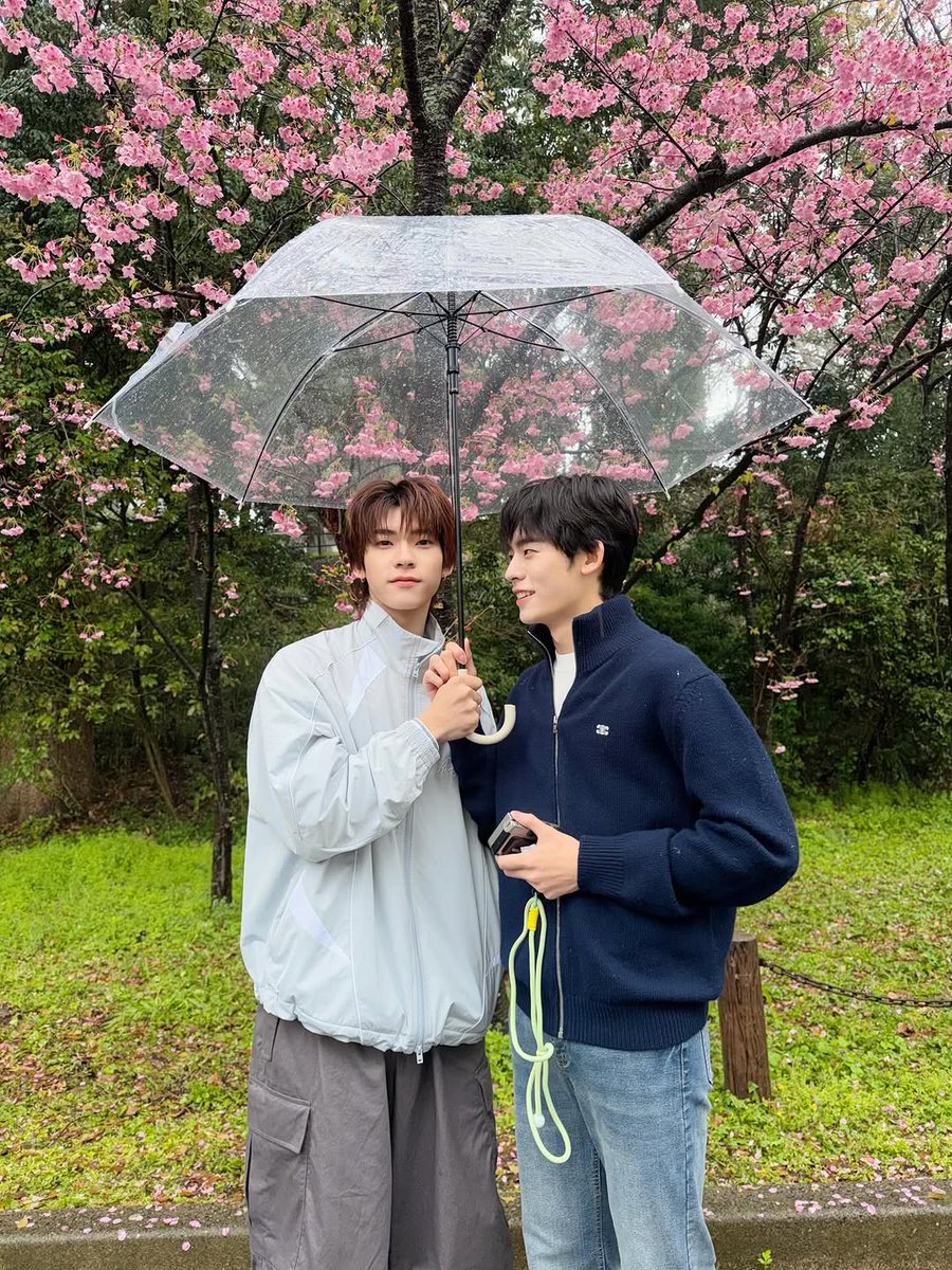 มาคนเดียวหรอครับ    อ๋อ มากับเธออออ