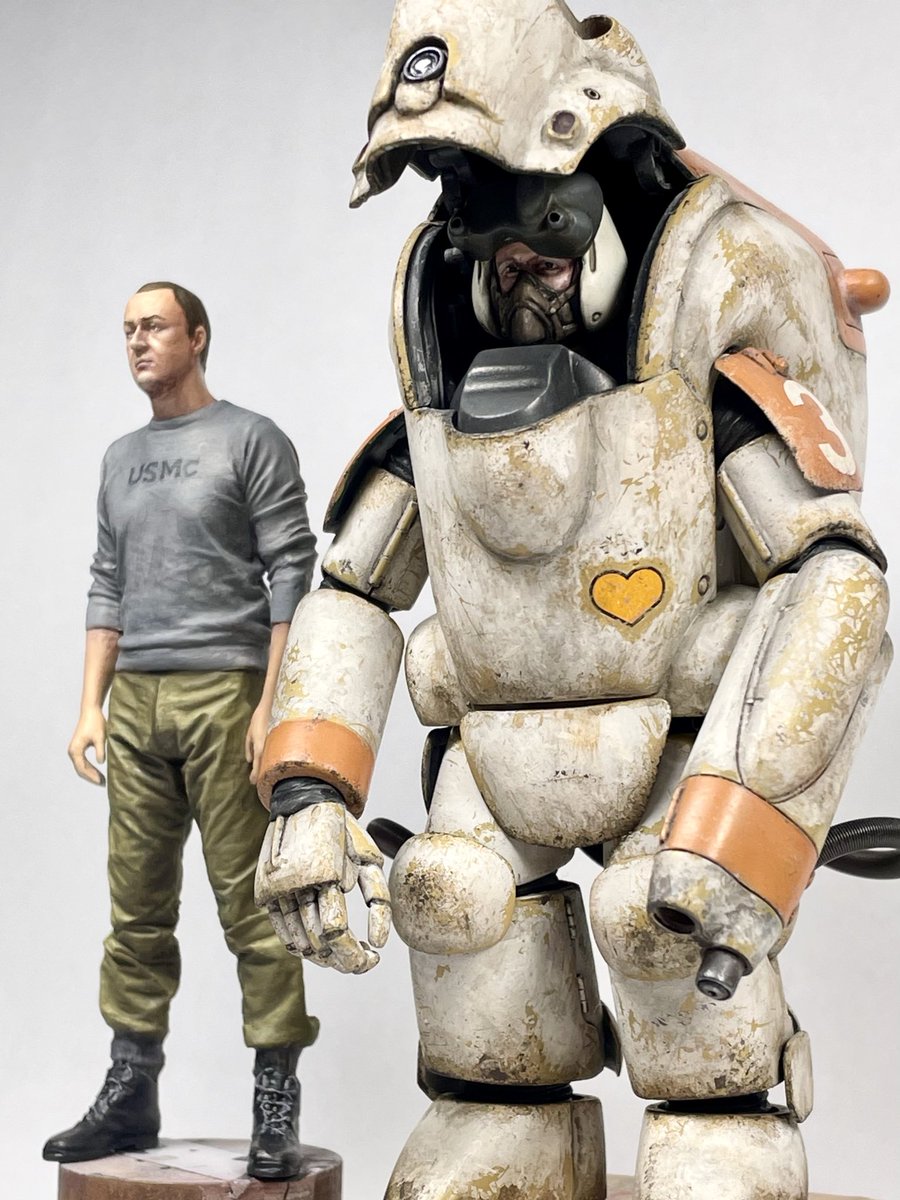 昔、HMEのフリマで購入したフィギュア。多分1/20スケールの3Dプリンタ製。マシーネンのスーツ系と並べたらカッチョイイよな〜が、やっと叶いました😃😃😃