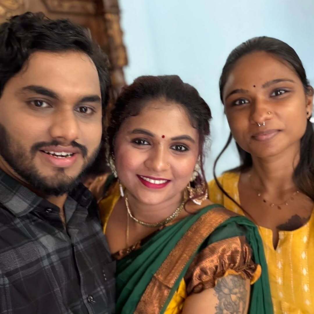 Yellow dress girl camera women ila pola..🤔 video leak aagi iruku nu sollurangale unmaiya..😷 
Trending couple