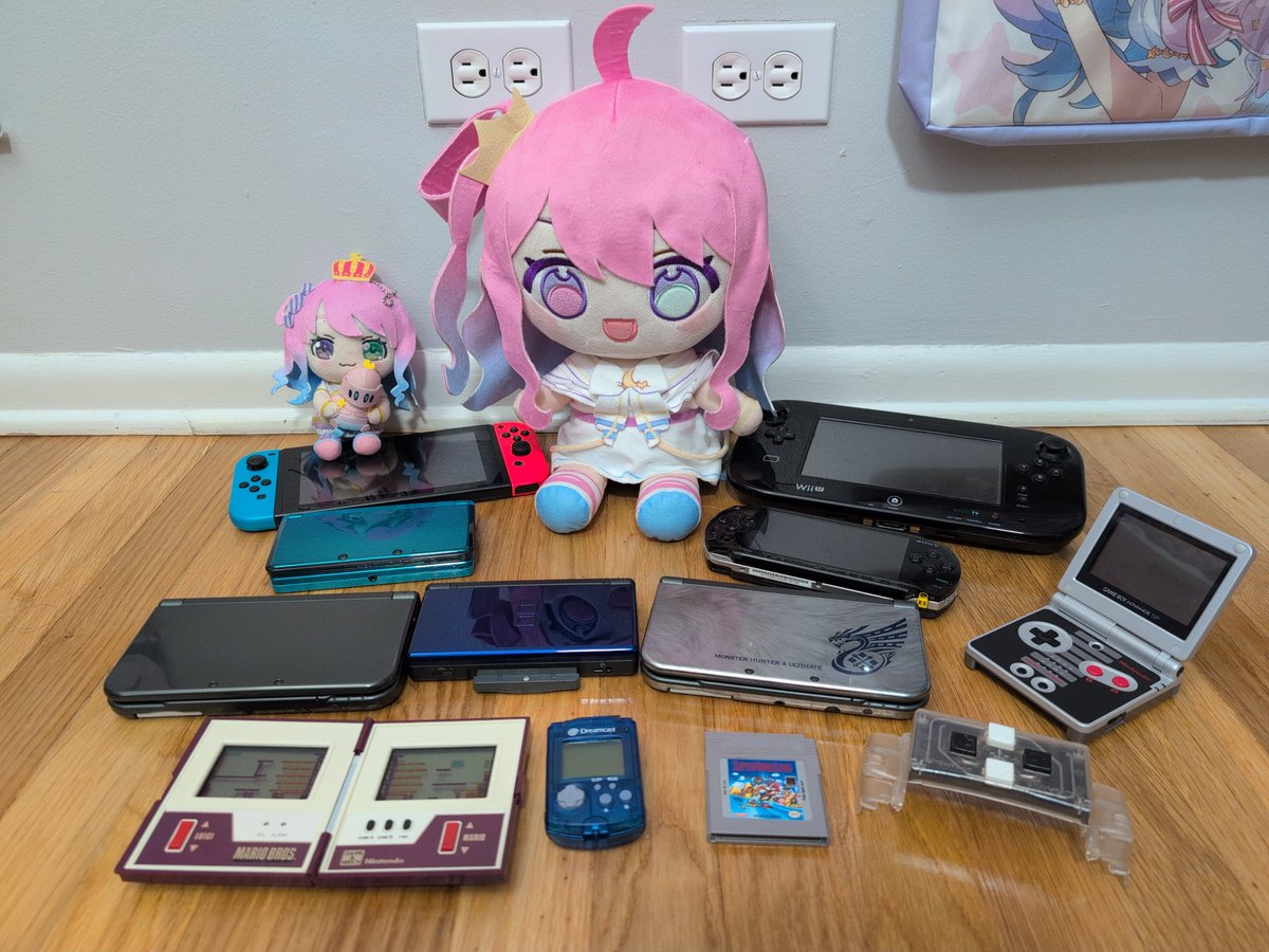 TdesuJ's tweet photo. 今すぐ見つけられたゲームボーイ風なゲーム機をあつめた。GBCもどこかにあるはず（ダンレボのコントローラーアクセサリーがあるから）
#なのらいぶ 
#んなたん見て見て https://t.co/cvrVjQgp3w