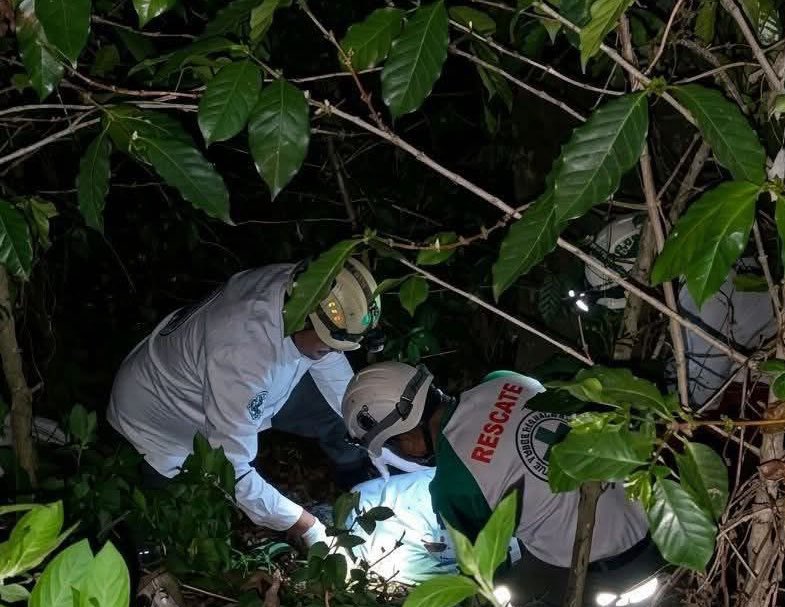 ENCUENTRAN HOMBRE SIN VIDA, CON IMPACTO DE BALA

Esta noche en un cafetal en cantón Los Pinos en El Congo, Santa Ana; fue encontrado el cadáver de un hombre no identificado; quien presenta un impacto de arma de fuego. EN PROCESO.