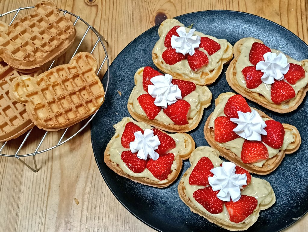 女子会用のいちご＆ピスタチオカスタードのワッフル。リラックマの