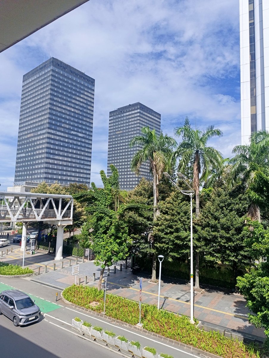 luckyboy3855's tweet photo. Kalau diperhatikan, ruang kantor di kawasan pusat kota ini sudah oversuplai, malah aslinya banyak yang kosong. Seperti gedung kembar di atas. Yang terisi cuma 1 gedung, itupun cuman bbrp lantai yang terpakai. https://t.co/1n32M1nfoW