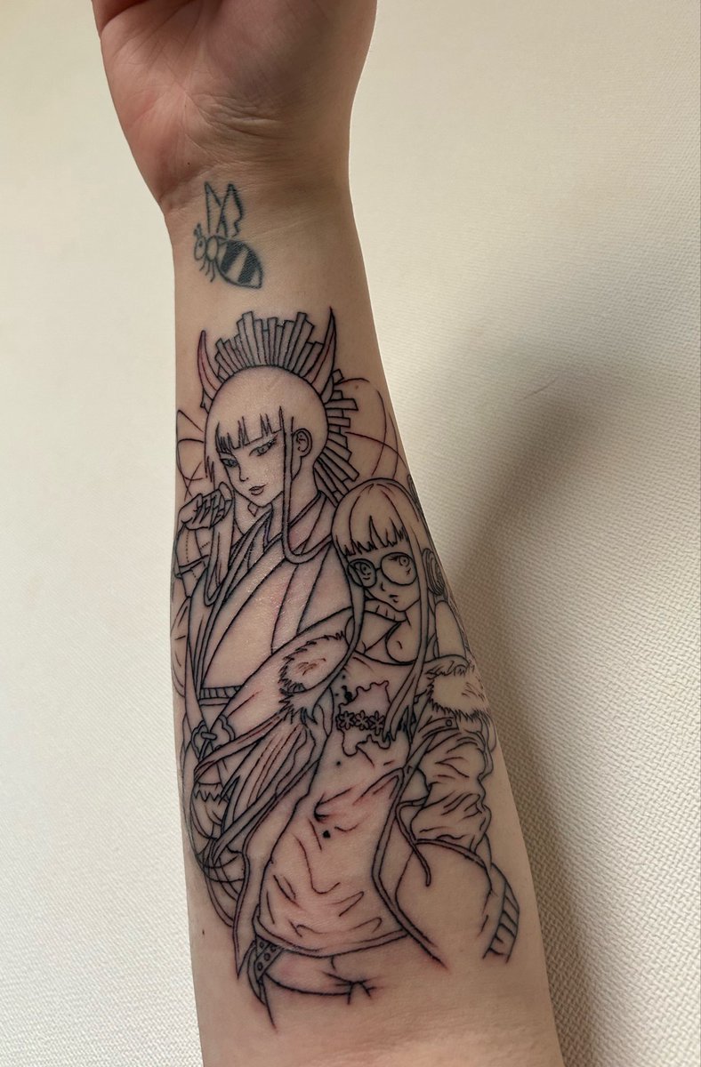 今日は腫れすぎたから筋彫りだけ！
次（月末）に細かいところをやってもらう〜！
BLEACHの修多羅千手丸とペルソナ5の佐倉双葉〜！！