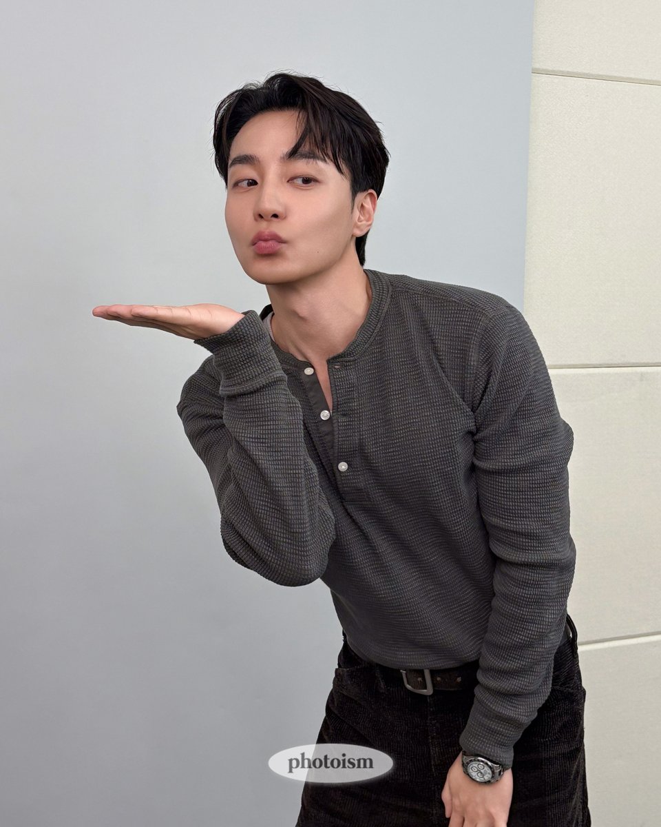 photoism_behind's tweet photo. PHOTOISM X Roy Kim

로이킴 촬영 비하인드 📸

눈 감고 “다시 불러 봄” 감상하느라 잊고 있었던
로이킴 비쥬얼 다시 꺼내 봄 𖧷 ˚｡

@official_roykim  @RoySangwooKim

#포토이즘 #로이킴

ONLY IN PHOTOISM https://t.co/3S6el6Padl