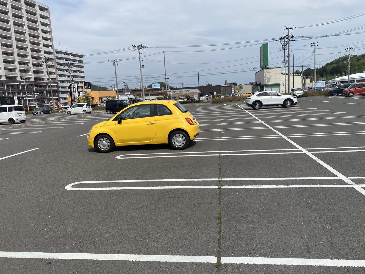 yokudash's tweet photo. 逆に、何があったんだろう？

 #GW
 #駐車場
 #はみ出し過ぎにも程がある https://t.co/TO0O4L5b58