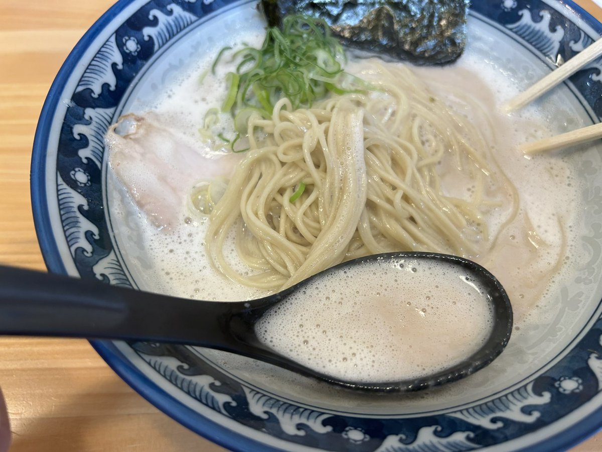 pig6699's tweet photo. RAMEN STAND@熊谷市広瀬
ド豚骨RAMEN 🍜麺バリカタ、替え玉×3🐷
バリカタ麺を味わう、美味っ👍
替え玉にカエシはお薦め💯
#RAMENSTAND #ラーメン #豚骨 #熊谷市 https://t.co/VfULUNhNAi