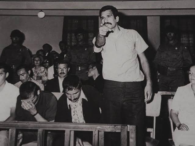 Sarpozt's tweet photo. Zamanın gündüze çaldığı bir şafak 
İlkbaharı sonbahara çevirdi 6 Mayıs.

Güneş süsü verilmiş cellat
Bembeyaz karanlığa alıp götürdü canları
Ve üç Deniz üç Yusuf üç Hüseyin
Üç yürek üç can üç sonsuz
Yürüdüler darağacına korkusuz. https://t.co/U7tiG1ay8m