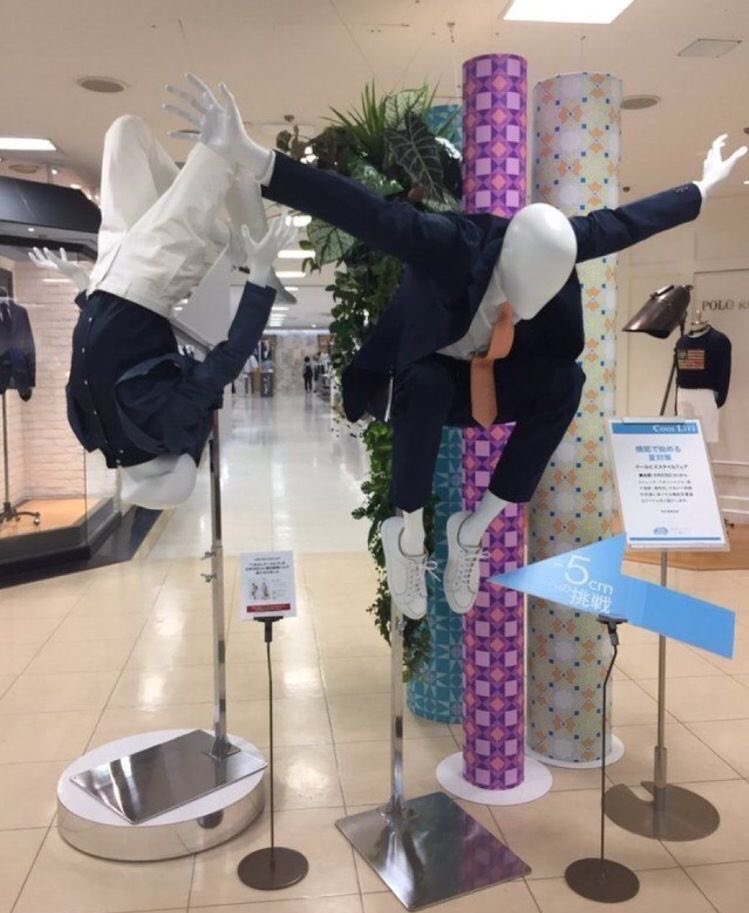 この店のマネキン、完全にジョジョ立ちしてる https://t.co/mp7OdI6W9m
