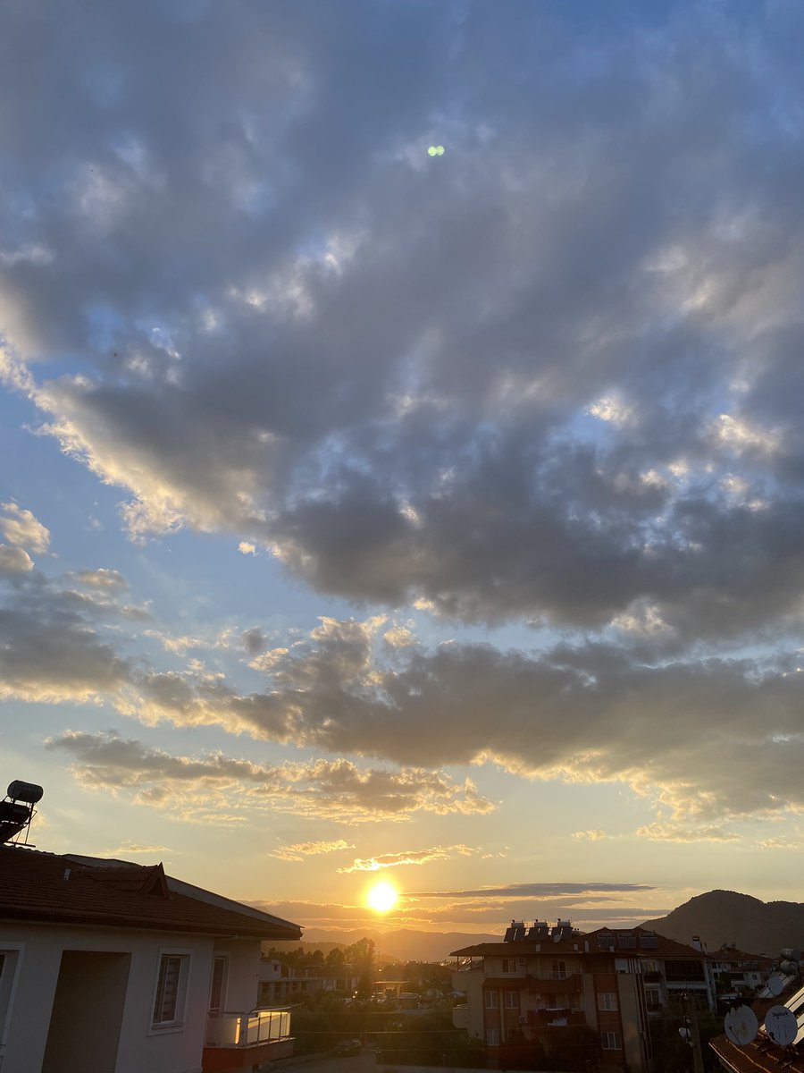 flzaslan35's tweet photo. Gün batarken, belki de sen doğdun bir yerlerden💫
O zaman baharın müjdesiyle iyi ki doğdun🌸 https://t.co/xxtUKUhmRz
