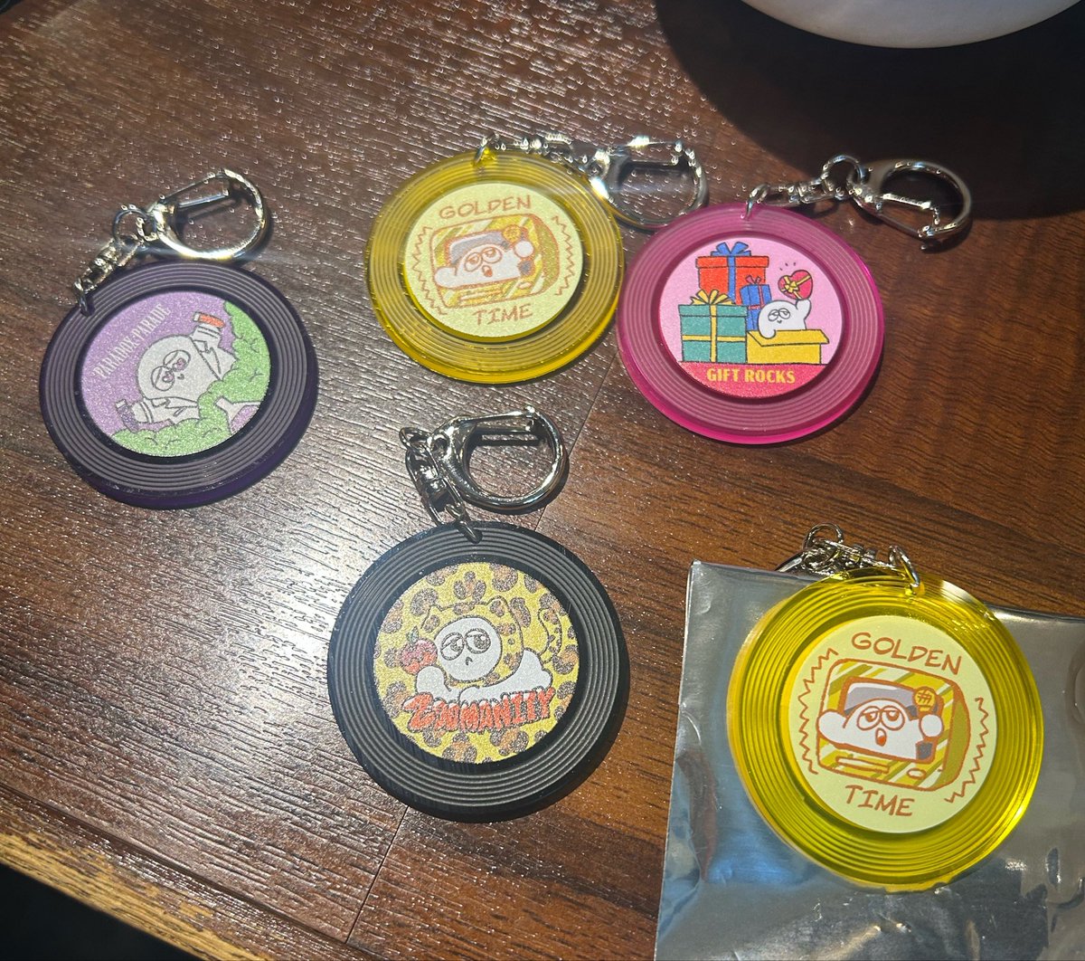 na7_7an's tweet photo. 【ゆる募交換希望】

a flood of circle
レコード風アクリルキーホルダー

譲: GOLDEN TIME ゴールデンタイム　×1
求: 画像以外　×1

15時頃現地交換
フラッド
アクキー https://t.co/HWD9jU6kih