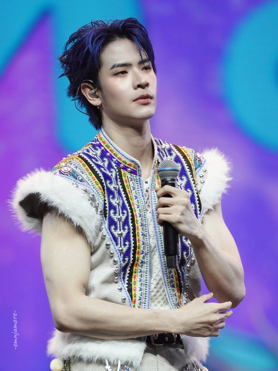 ดมดให้เต้ถือไมค์หนักกี่โลวะเนี้ย 👀

#DMDLAND3DAY 
— #LatteTNC —✮⋆˙