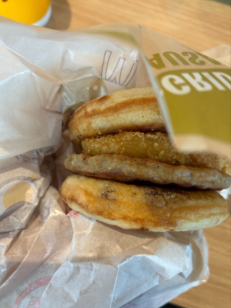 mamiya_info's tweet photo. #あべれいじ　帰省帰りでタイムフリーで聞いてたらグリドル食べたくなって今朝は朝マック行ってきた https://t.co/waCgijIVZm