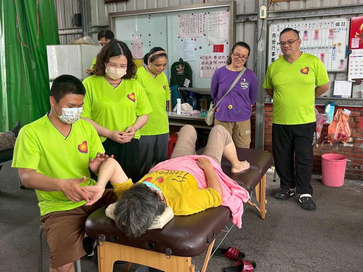 Pinkyshock's tweet photo. 115.4.24 新營菩薩殿義整
紙上得來終覺淺，絕知此事要躬行
透過義整接觸到個案，才能發現問題，解決問題。感謝老師替我們過濾個案的身體狀況，由小組長帶著我們把上課學的技術用出來，雖然只有短短半天，還是很有收穫。
感謝這次遇到的爺爺奶奶，是你們讓我有學習的機會，祝福你們無病無痛，身體康健 https://t.co/HOLI1GWDxM